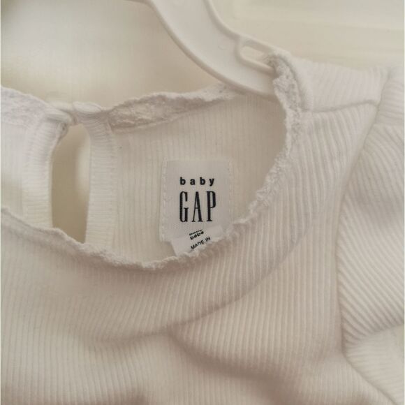 3/$15 Gap ribbed onesie size 3-6 m - Picture 3 of 5